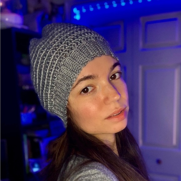 🧶Bizzybe Em's Snug & Cozy Heather Gray Beanie - Picture 1 of 7